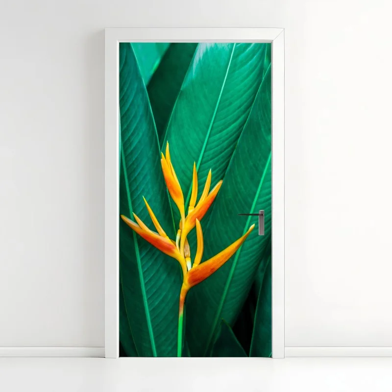 Pegatina para puerta flor tropical vibrante sobre follaje verde