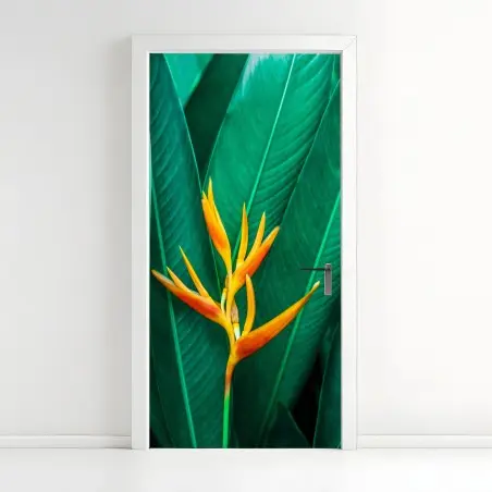 Pegatina para puerta flor tropical vibrante sobre follaje verde – Pixers®