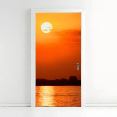 Pegatina para puerta atardecer naranja sobre el lago con silueta de bosque – Pixers®