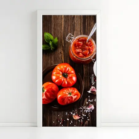 Pegatina para puerta tomates maduros y salsa casera sobre madera rústica – Pixers®