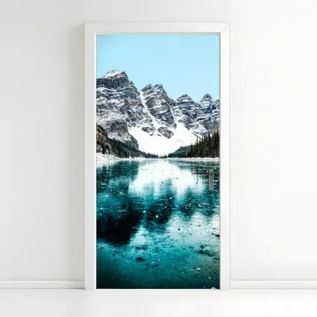 Pegatina para puerta paisaje invernal de montañas y lago turquesa – Pixers®