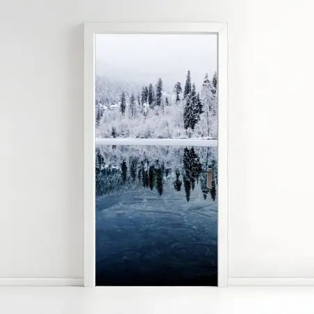 Pegatina para puerta serenidad invernal: bosque nevado reflejado – Pixers®