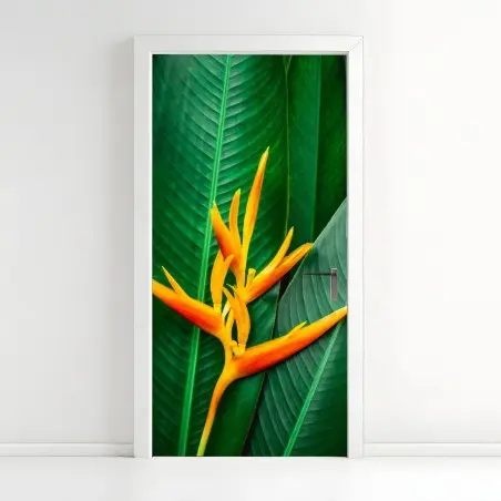 Pegatina para puerta flor tropical vibrante sobre follaje verde – Pixers®
