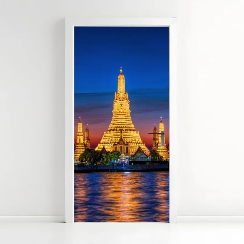 Pegatina para puerta templo iluminado de Wat Arun al atardecer