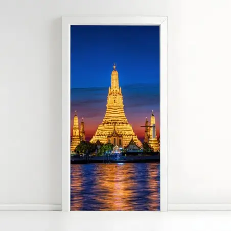 Pegatina para puerta templo iluminado de Wat Arun al atardecer – Pixers®