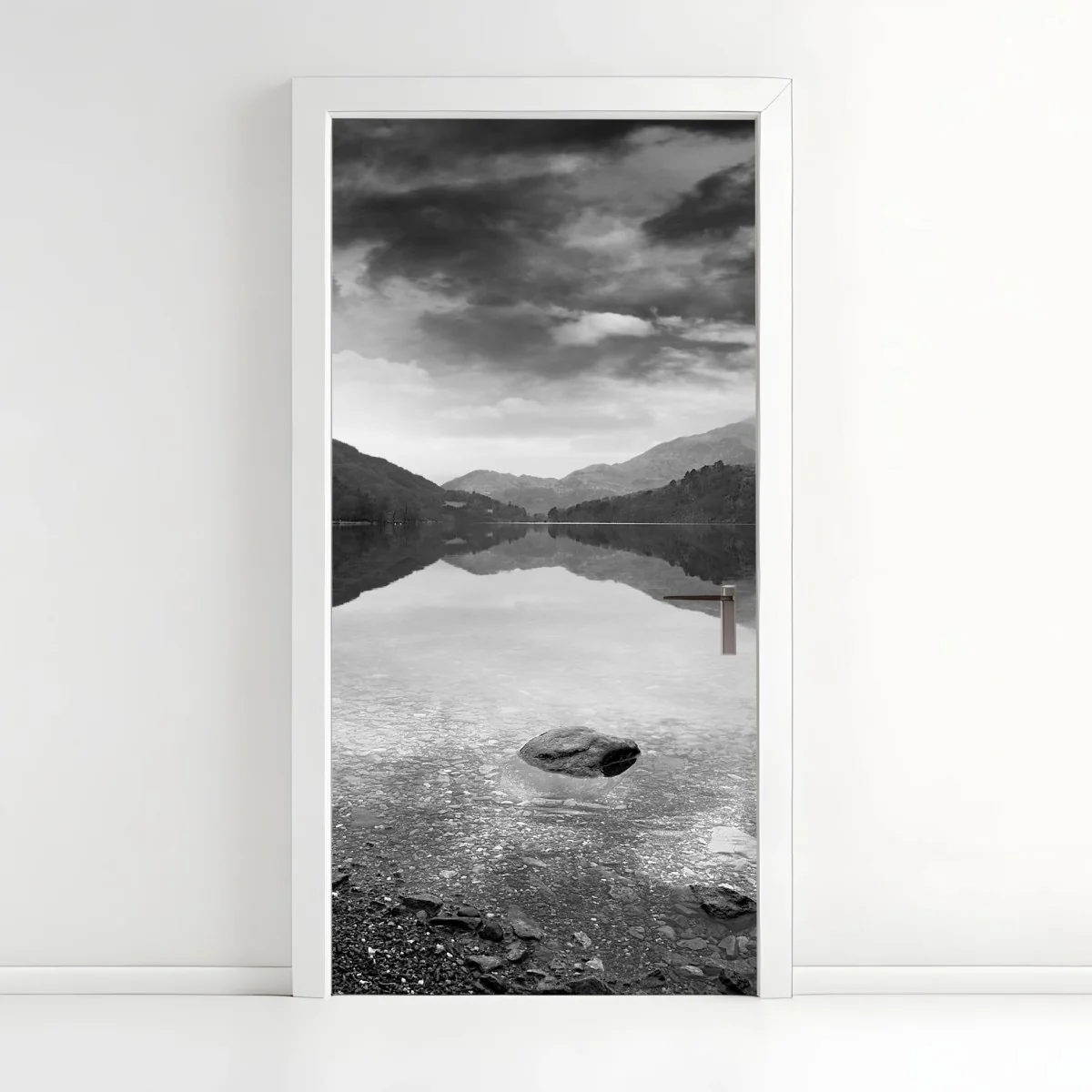 Pegatina para puerta reflejo sereno en lago de montaña – Pixers® Pegatina para puerta reflejo sereno en lago de montaña – Pixers®