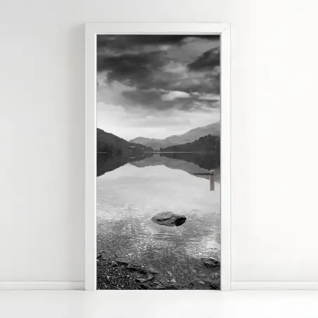 Pegatina para puerta reflejo sereno en lago de montaña – Pixers®