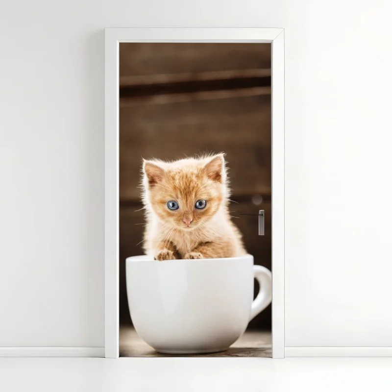 Pegatina para puerta gatito pelirrojo en taza sobre fondo rústico