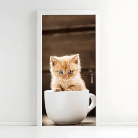 Pegatina para puerta gatito pelirrojo en taza sobre fondo rústico – Pixers®