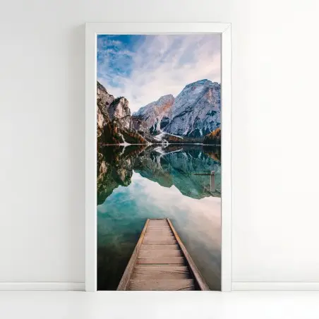 Pegatina para puerta muelle hacia el lago reflejado entre montañas – Pixers®