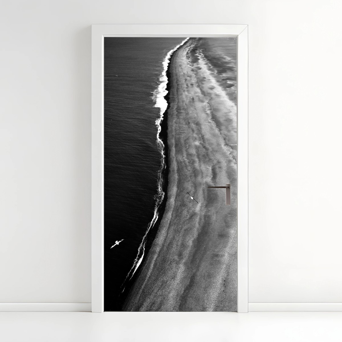 Pegatina para puerta litoral en contraste monocromático – Pixers®