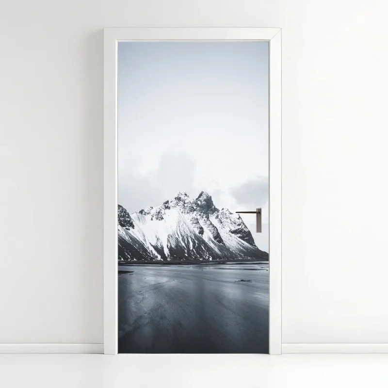 Pegatina para puerta serenidad en la montaña nevada
