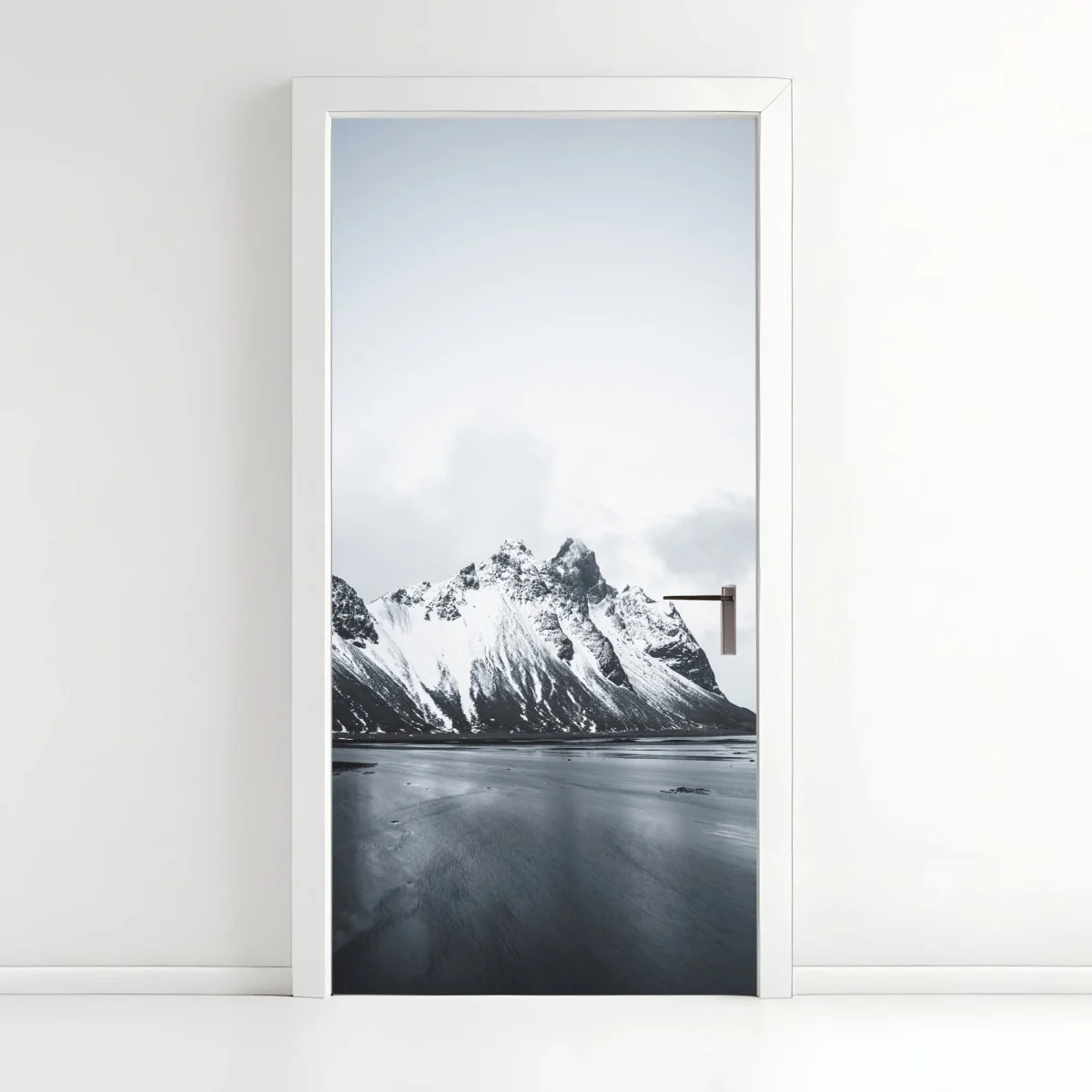 Pegatina para puerta serenidad en la montaña nevada – Pixers® Pegatina para puerta serenidad en la montaña nevada – Pixers®