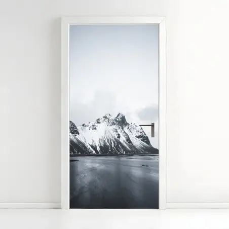 Pegatina para puerta serenidad en la montaña nevada – Pixers®