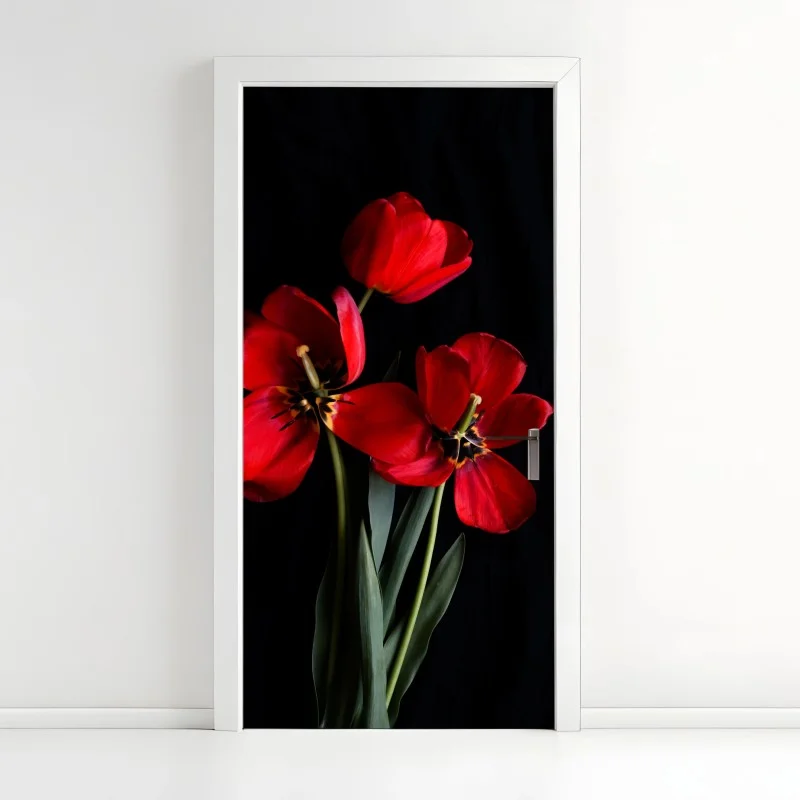 Pegatina para puerta arreglo de tulipanes rojos sobre fondo negro