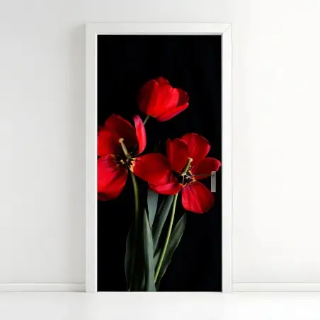 Pegatina para puerta arreglo de tulipanes rojos sobre fondo negro – Pixers®