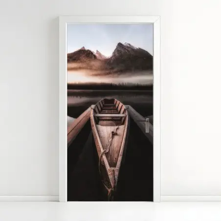 Pegatina para puerta barca solitaria en lago montañoso entre niebla – Pixers®