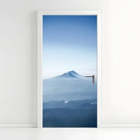 Pegatina para puerta cumbre serena paisaje montañoso en tonos azules – Pixers®