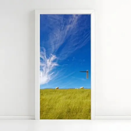 Pegatina para puerta pradera serena bajo un cielo azul – Pixers®