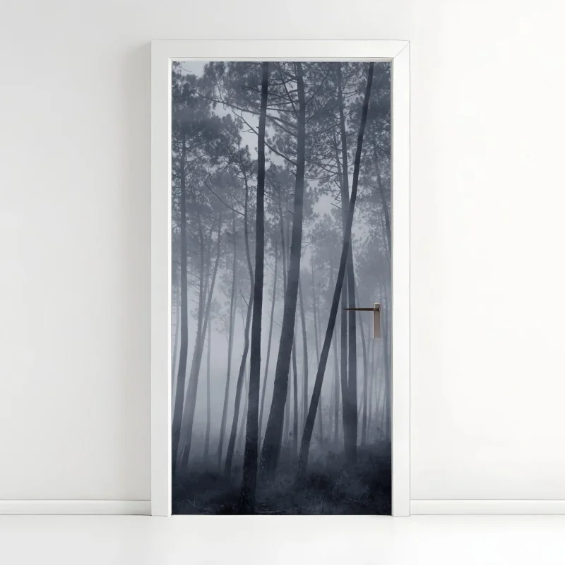 Pegatina para puerta bosque de pinos en niebla nocturna