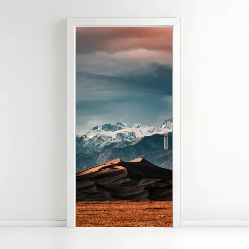 Pegatina para puerta dunas doradas frente a montañas nevadas