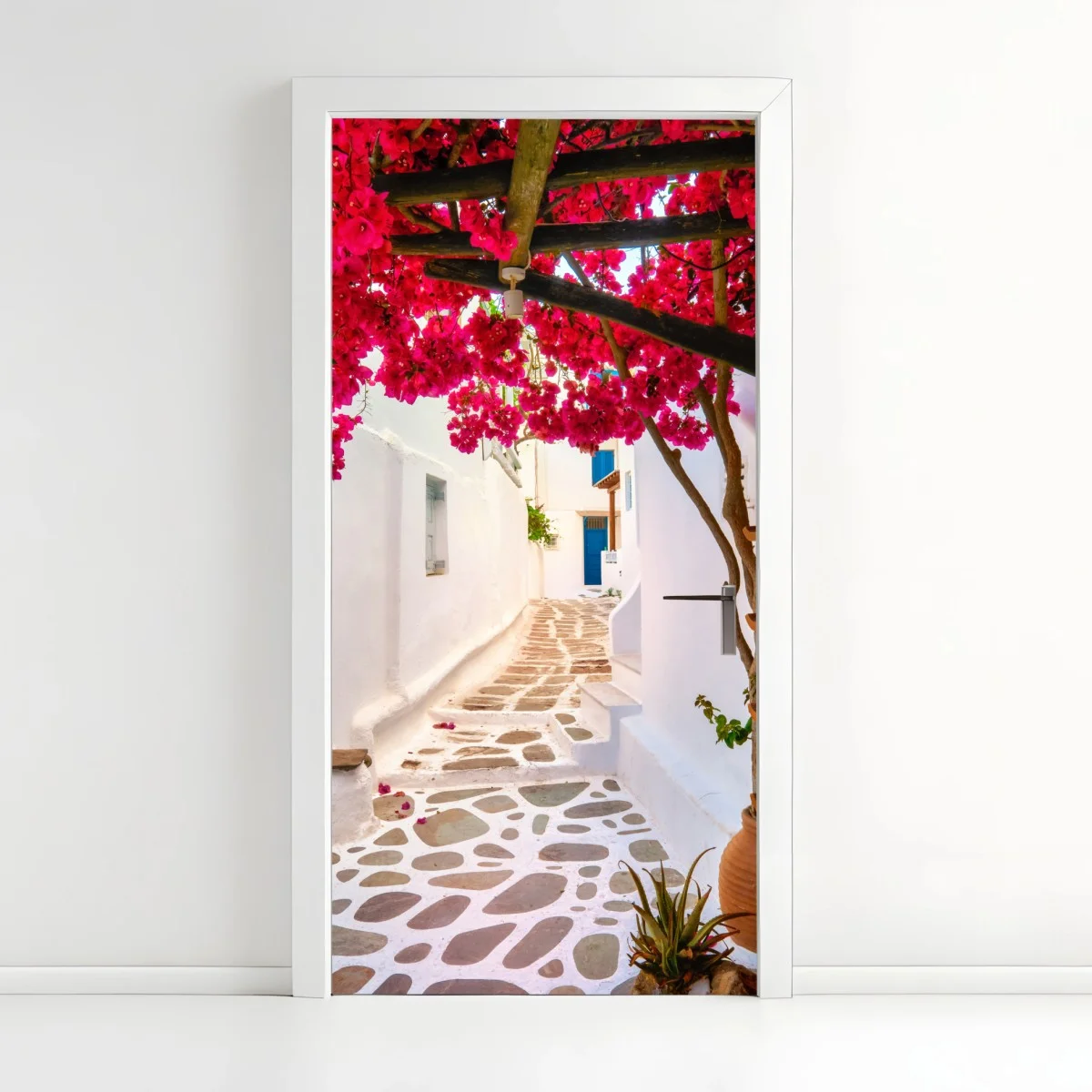Pegatina para puerta calle mediterránea con buganvillas rosas – Pixers® Pegatina para puerta calle mediterránea con buganvillas rosas – Pixers®
