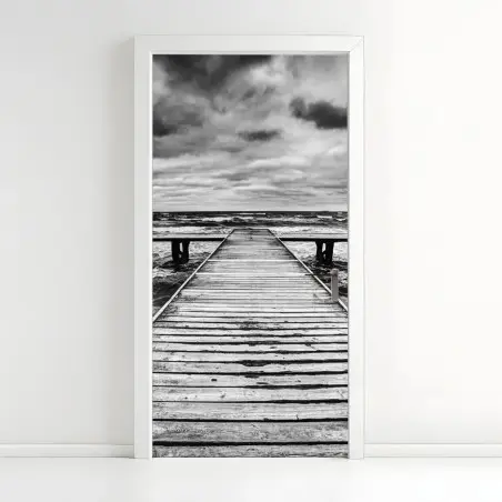 Pegatina para puerta muelle solitario sobre mar tempestuoso – Pixers®