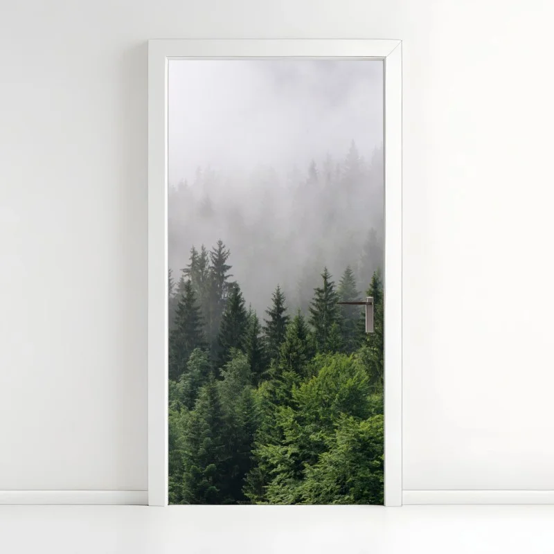 Pegatina para puerta bosque perenne entre la niebla