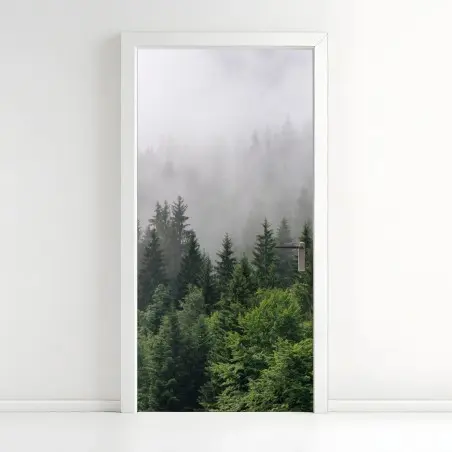 Pegatina para puerta bosque perenne entre la niebla – Pixers®