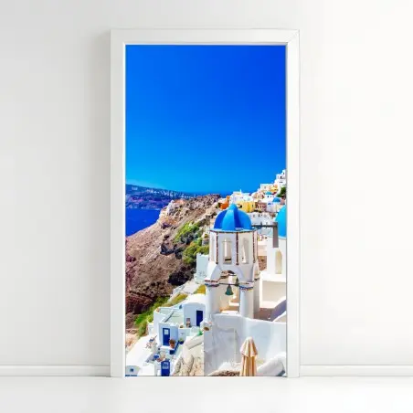 Pegatina para puerta vistas de Santorini al mar: cúpulas azules y casas blancas – Pixers®