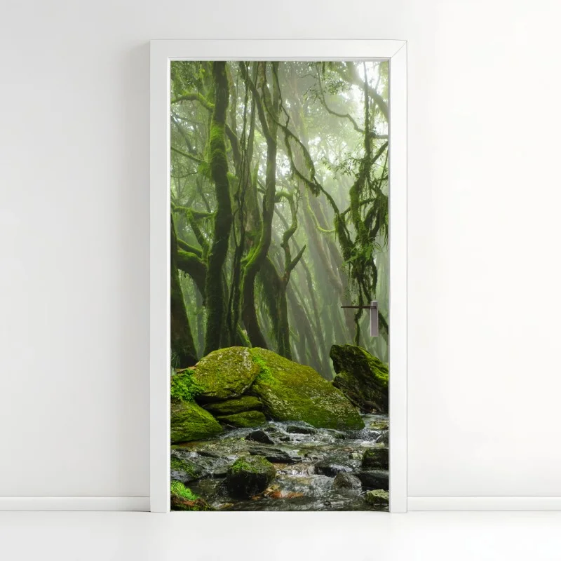 Pegatina para puerta bosque húmedo con arroyo entre rocas