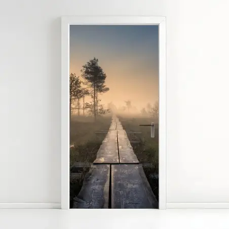 Pegatina para puerta amanecer en el sendero del pantano brumoso – Pixers®