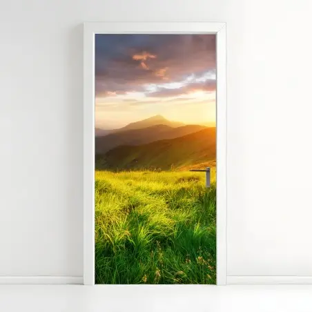 Pegatina para puerta amanecer dorado en el valle montañoso – Pixers®