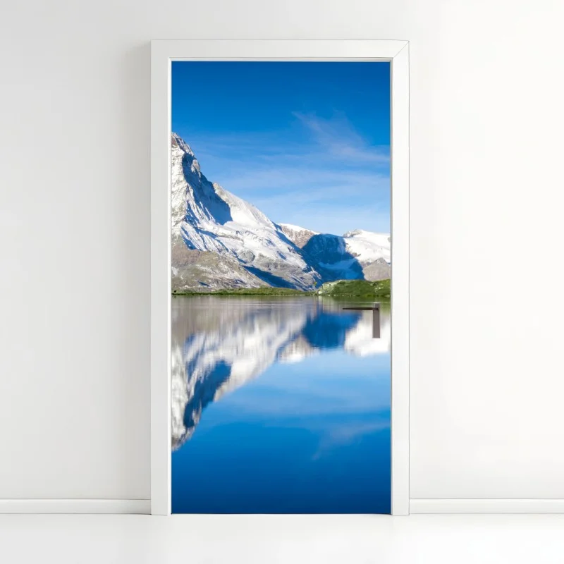Pegatina para puerta reflejo de pico nevado en lago alpino