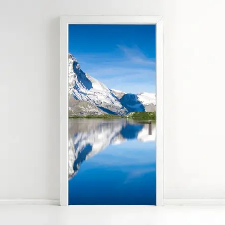 Pegatina para puerta reflejo de pico nevado en lago alpino – Pixers®