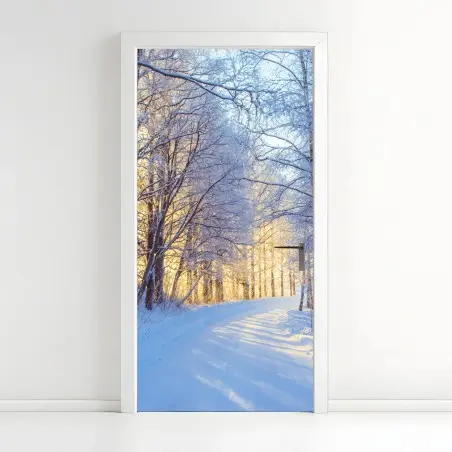 Pegatina para puerta camino nevado al amanecer en el bosque – Pixers®
