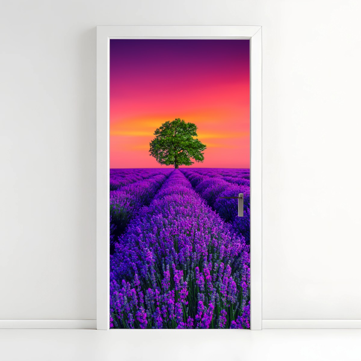 Pegatina para puerta árbol solitario entre campos de lavanda al atardecer – Pixers®