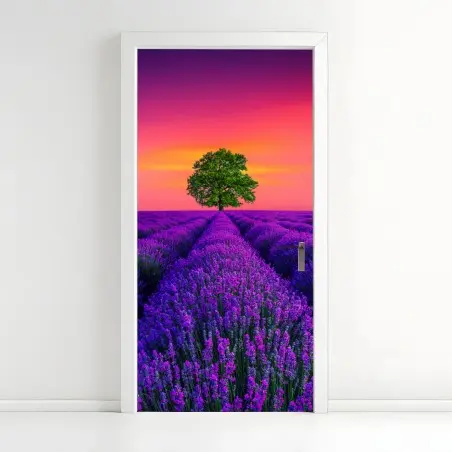 Pegatina para puerta árbol solitario entre campos de lavanda al atardecer – Pixers®