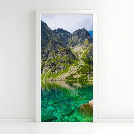Pegatina para puerta impresionante paisaje de Czarny Staw: lago cristalino y montañas – Pixers®