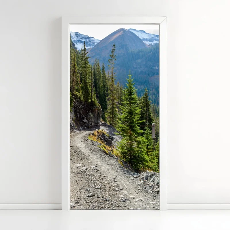 Pegatina para puerta sendero alpino entre pinos y cumbres nevadas