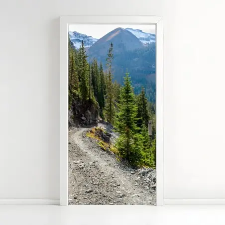 Pegatina para puerta sendero alpino entre pinos y cumbres nevadas – Pixers®