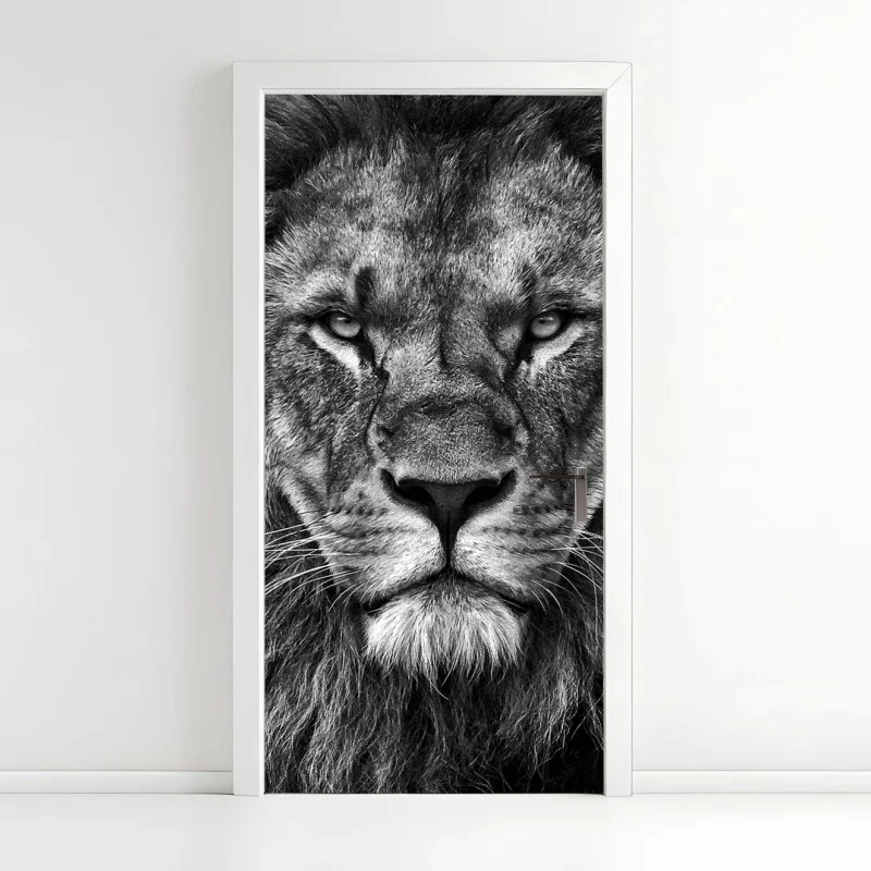Pegatina para puerta retrato majestuoso de león en blanco y negro