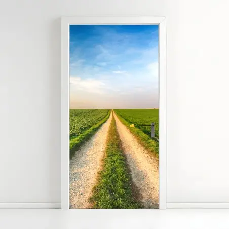 Pegatina para puerta camino rural hacia el horizonte entre campos verdes – Pixers®