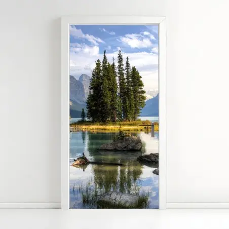 Pegatina para puerta lago montañoso con isla de pinos – Pixers®