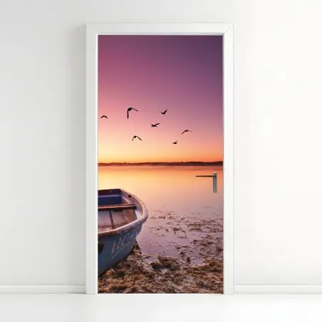 Pegatina para puerta barca azul en la orilla al amanecer – Pixers®