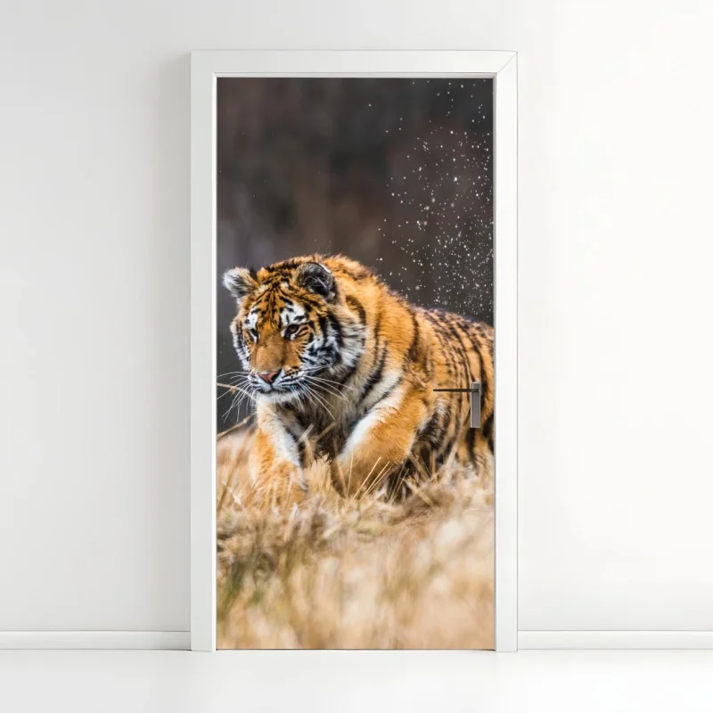 Pegatina para puerta tigre siberiano en la pradera: fuerza en movimiento