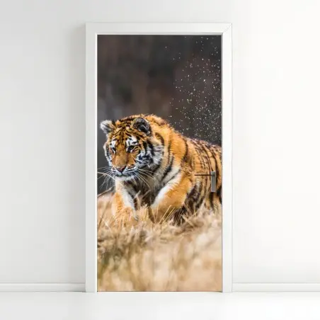Pegatina para puerta tigre siberiano en la pradera: fuerza en movimiento – Pixers®