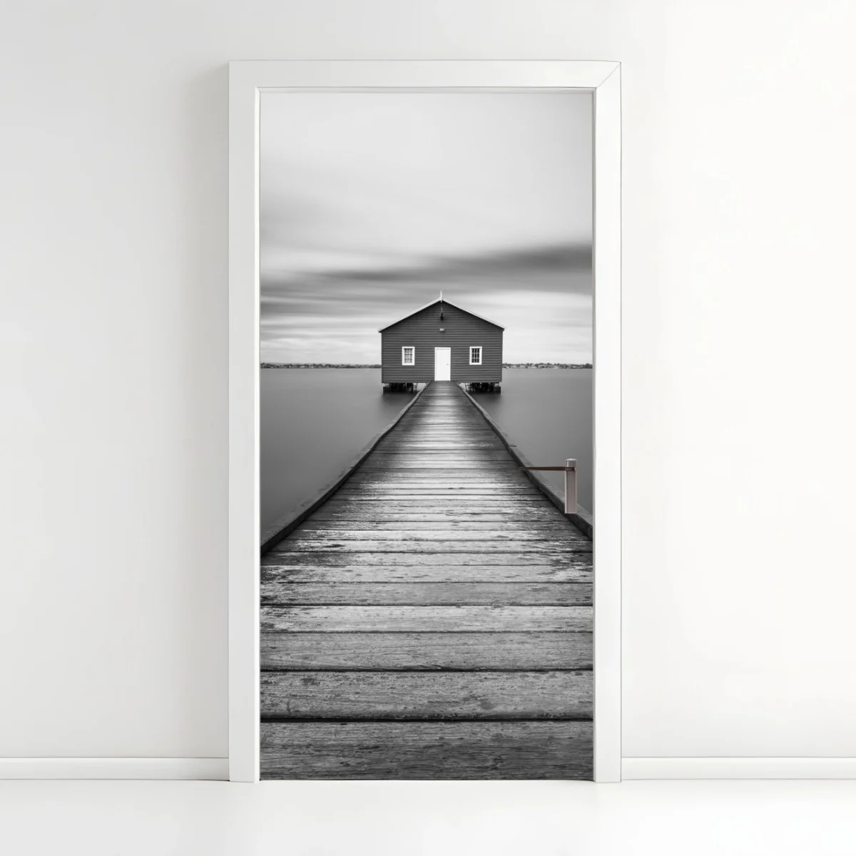 Pegatina para puerta camino de madera hacia la caseta sobre el agua – Pixers® Pegatina para puerta camino de madera hacia la caseta sobre el agua – Pixers®