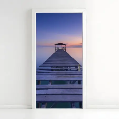 Pegatina para puerta muelle al atardecer sobre aguas serenas – Pixers®