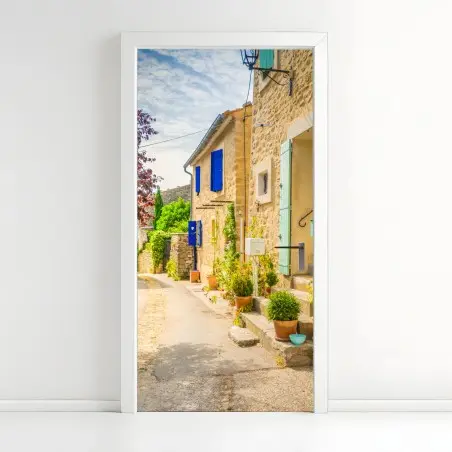 Pegatina para puerta calle provenzal bañada por el sol – Pixers®